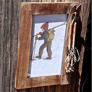Petit cadre photo en bois brulé avec skis et batons à droite
