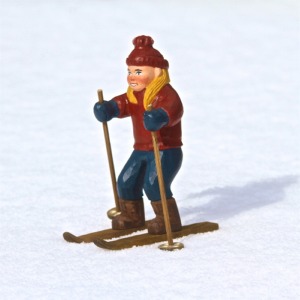 Figurine la skieuse en bois sculpté